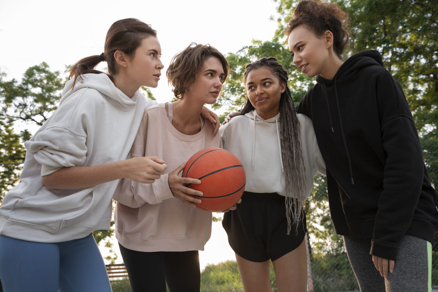 coup-moyen-femmes-jouant-au-basket