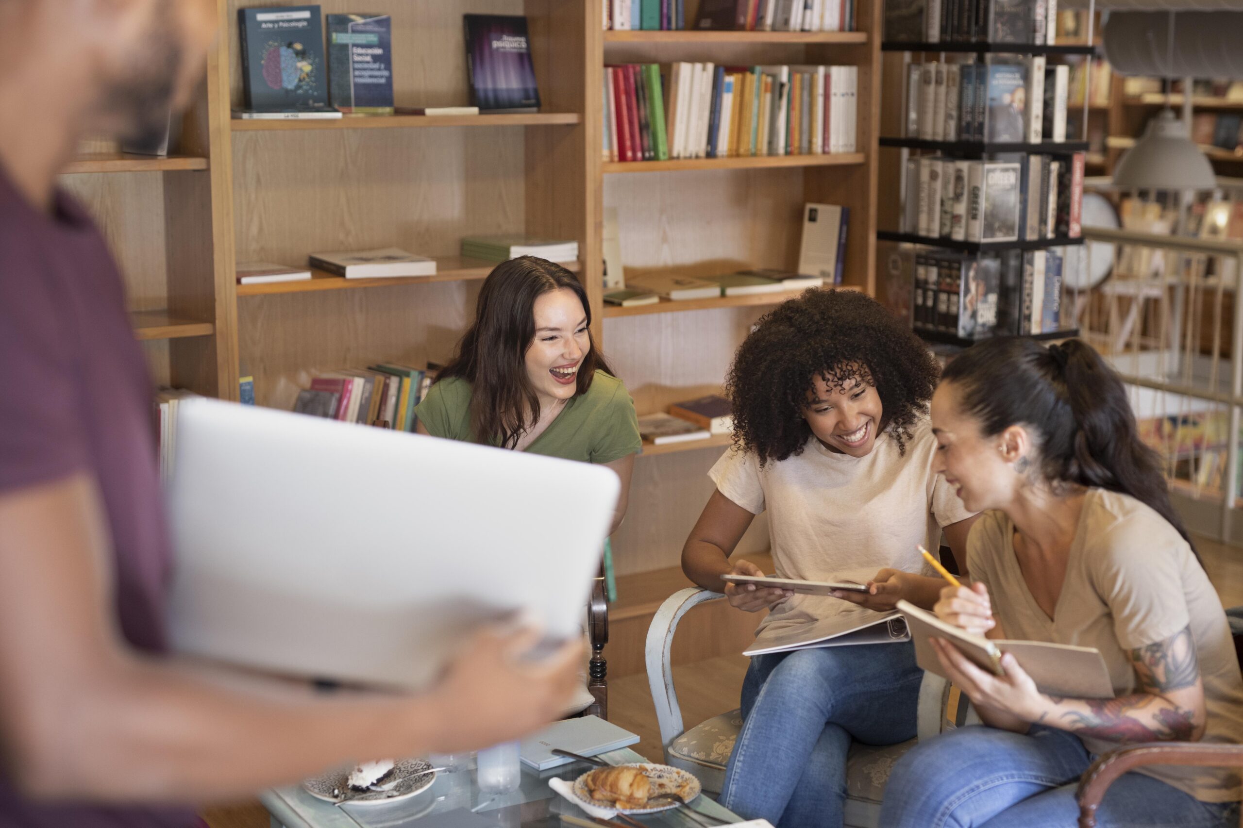 gros-plan-des-etudiants-souriants-a-l-interieur