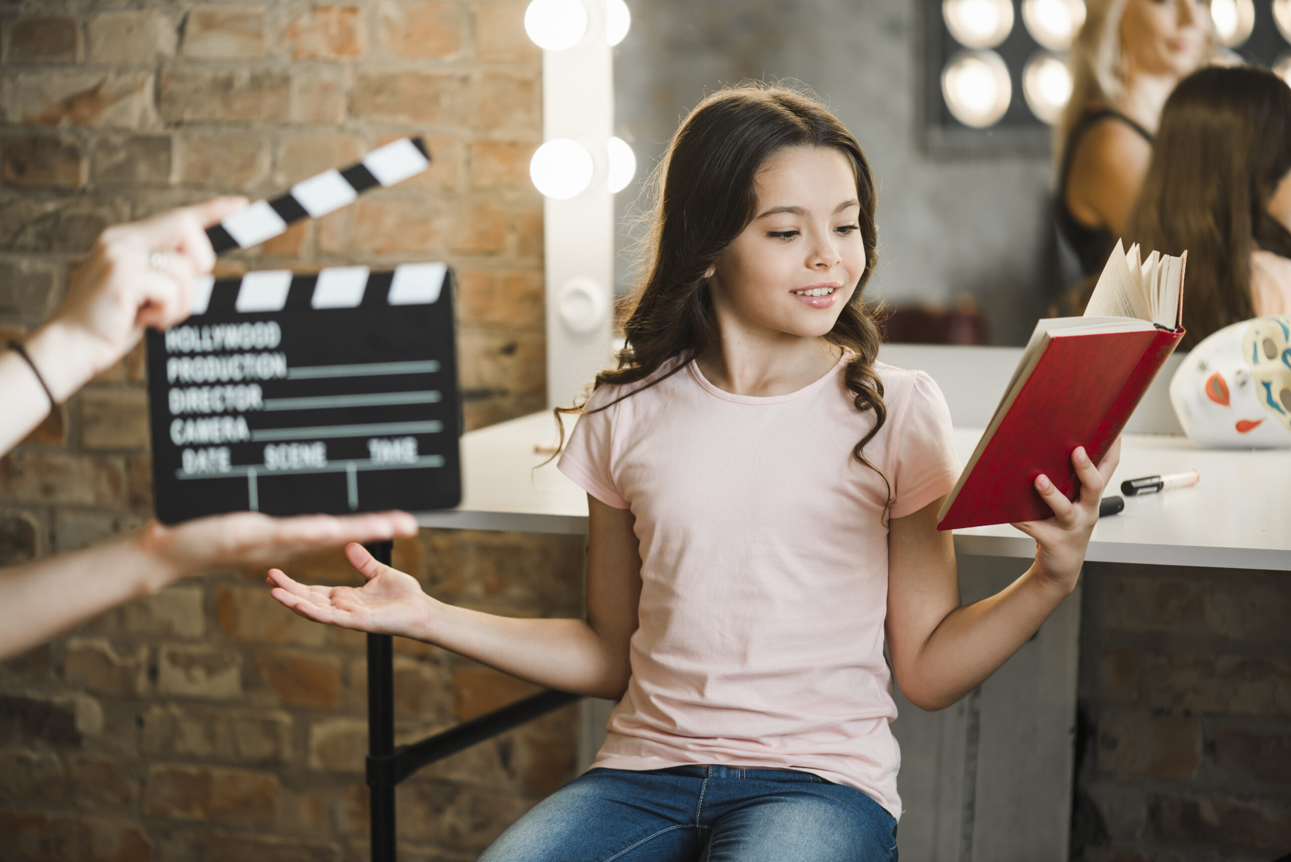 personne-tenue-clap-devant-fille-repeter